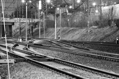 Geceleri kafa karıştırıcı tren rayları. Siyah beyaz.