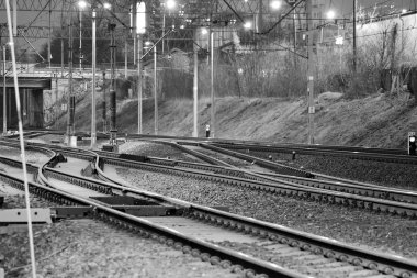 Geceleri kafa karıştırıcı tren rayları. Siyah beyaz.