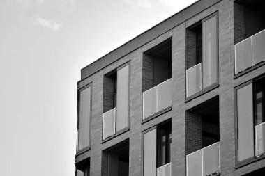 Modern apartmanlar. Modern bir apartman cephe. Siyah ve beyaz.