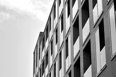 Modern apartmanlar. Modern bir apartman cephe. Siyah ve beyaz.