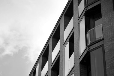 Modern apartmanlar. Modern bir apartman cephe. Siyah ve beyaz.