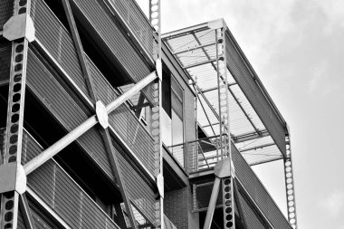 Modern apartmanlar. Modern bir apartman cephe. Siyah ve beyaz.