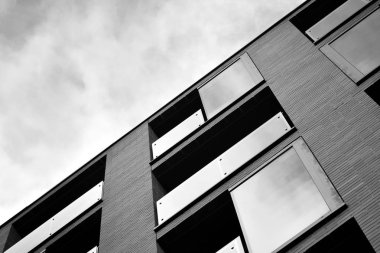 Modern apartmanlar. Modern bir apartman cephe. Siyah ve beyaz.