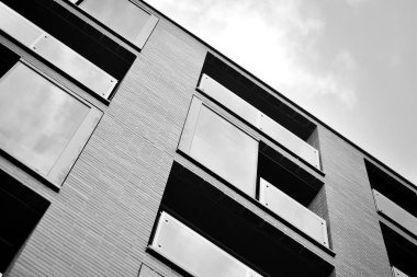 Modern apartmanlar. Modern bir apartman cephe. Siyah ve beyaz.