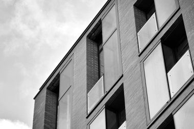 Modern apartmanlar. Modern bir apartman cephe. Siyah ve beyaz.