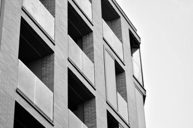 Modern apartmanlar. Modern bir apartman cephe. Siyah ve beyaz.