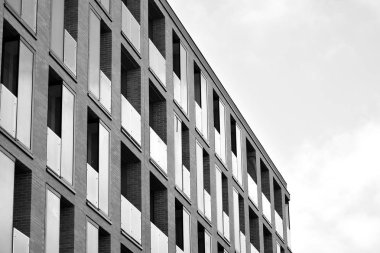 Modern apartmanlar. Modern bir apartman cephe. Siyah ve beyaz.