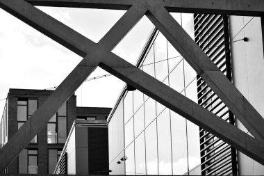 Modern mimari detay. Ofis binasının rafine edilmiş parçası. Beton hücresel yapı. Çağdaş ofis binası. Mimari üzerine soyut çizgiler. Siyah beyaz.