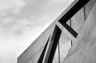 Modern mimari detay. Ofis binasının rafine edilmiş parçası. Beton hücresel yapı. Çağdaş ofis binası. Mimari üzerine soyut çizgiler. Siyah beyaz.