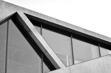 Modern mimari detay. Ofis binasının rafine edilmiş parçası. Beton hücresel yapı. Çağdaş ofis binası. Mimari üzerine soyut çizgiler. Siyah beyaz.