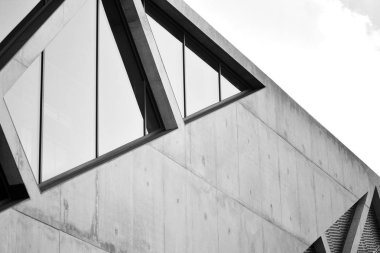 Modern mimari detay. Ofis binasının rafine edilmiş parçası. Beton hücresel yapı. Çağdaş ofis binası. Mimari üzerine soyut çizgiler. Siyah beyaz.