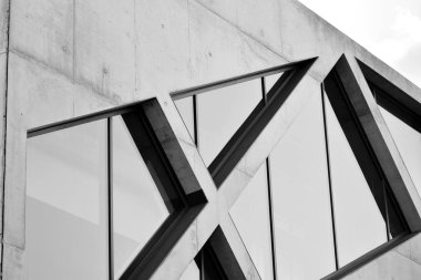 Modern mimari detay. Ofis binasının rafine edilmiş parçası. Beton hücresel yapı. Çağdaş ofis binası. Mimari üzerine soyut çizgiler. Siyah beyaz.