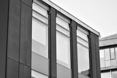 Modern ofis binası cephe parçası. Cam duvar soyut tekstürlü dış. Siyah ve beyaz.