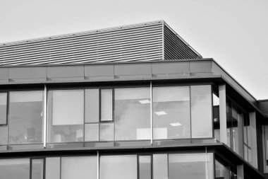 Modern ofis binası cephe parçası. Cam duvar soyut tekstürlü dış. Siyah ve beyaz.