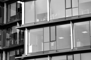 Modern ofis binası cephe parçası. Cam duvar soyut tekstürlü dış. Siyah ve beyaz.