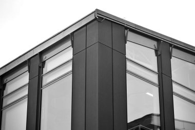 Modern ofis binası cephe parçası. Cam duvar soyut tekstürlü dış. Siyah ve beyaz.