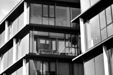 Modern ofis binası cephe parçası. Cam duvar soyut tekstürlü dış. Siyah ve beyaz.