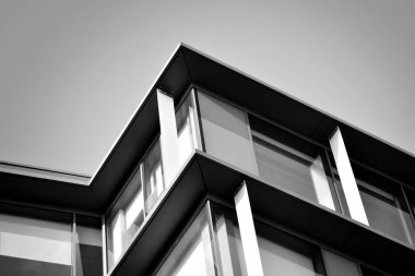 Modern ofis binası cephe parçası. Cam duvar soyut tekstürlü dış. Siyah ve beyaz.