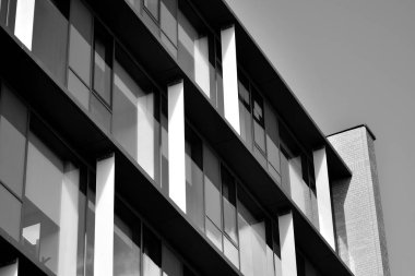 Modern ofis binası cephe parçası. Cam duvar soyut tekstürlü dış. Siyah ve beyaz.