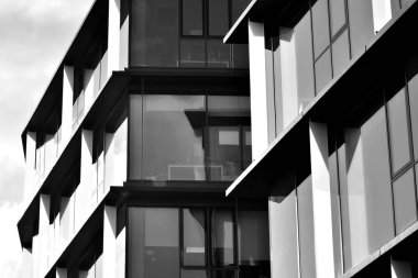 Modern ofis binası cephe parçası. Cam duvar soyut tekstürlü dış. Siyah ve beyaz.