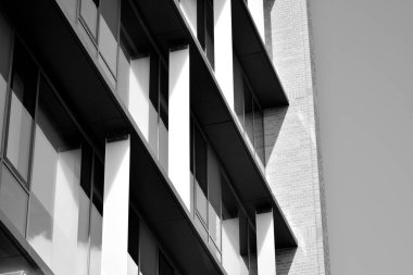 Modern ofis binası cephe parçası. Cam duvar soyut tekstürlü dış. Siyah ve beyaz.