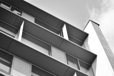 Modern ofis binası cephe parçası. Cam duvar soyut tekstürlü dış. Siyah ve beyaz.