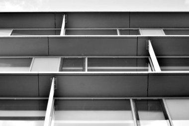 Modern ofis binası cephe parçası. Cam duvar soyut tekstürlü dış. Siyah ve beyaz.