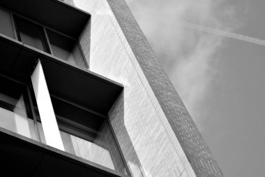 Modern ofis binası cephe parçası. Cam duvar soyut tekstürlü dış. Siyah ve beyaz.