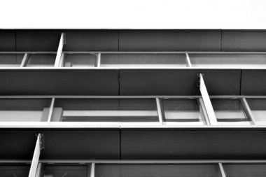 Modern ofis binası cephe parçası. Cam duvar soyut tekstürlü dış. Siyah ve beyaz.