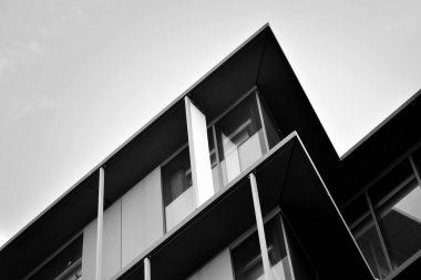 Modern ofis binası cephe parçası. Cam duvar soyut tekstürlü dış. Siyah ve beyaz.