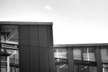 Modern ofis binası cephe parçası. Cam duvar soyut tekstürlü dış. Siyah ve beyaz.