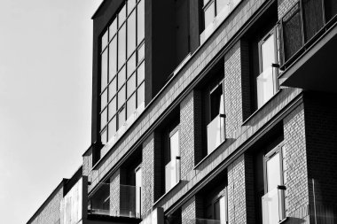 Modern apartmanlar. Modern bir apartman cephe. Siyah ve beyaz.