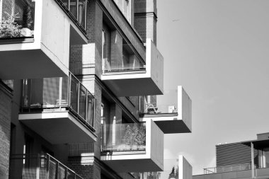 Modern apartmanlar. Modern bir apartman cephe. Siyah ve beyaz.