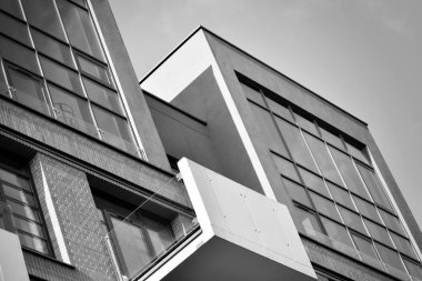 Modern apartmanlar. Modern bir apartman cephe. Siyah ve beyaz.