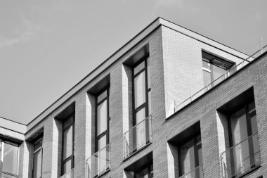 Modern apartmanlar. Modern bir apartman cephe. Siyah ve beyaz.