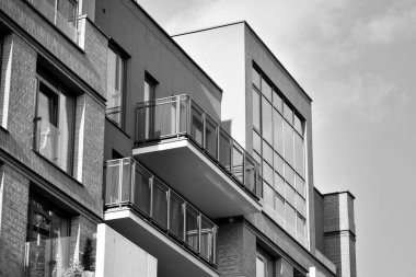 Modern apartmanlar. Modern bir apartman cephe. Siyah ve beyaz.