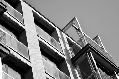 Modern apartmanlar. Modern bir apartman cephe. Siyah ve beyaz.