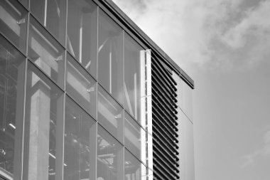 Modern ofis binası cephe parçası. Cam duvar soyut tekstürlü dış. Siyah ve beyaz.