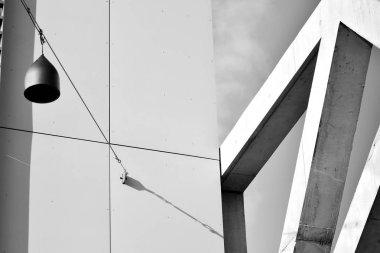 Modern mimari detay. Ofis binasının rafine edilmiş parçası. Beton hücresel yapı. Çağdaş ofis binası. Mimari üzerine soyut çizgiler. Siyah beyaz.