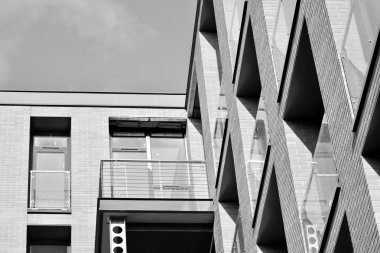 Modern apartmanlar. Modern bir apartman cephe. Siyah ve beyaz.