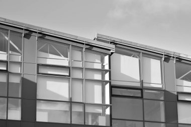 Modern ofis binası cephe parçası. Cam duvar soyut tekstürlü dış. Siyah ve beyaz.