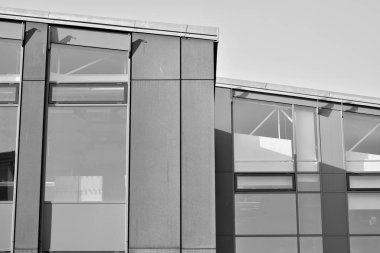 Modern ofis binası cephe parçası. Cam duvar soyut tekstürlü dış. Siyah ve beyaz.