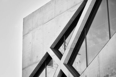 Modern mimari detay. Ofis binasının rafine edilmiş parçası. Beton hücresel yapı. Çağdaş ofis binası. Mimari üzerine soyut çizgiler. Siyah beyaz.