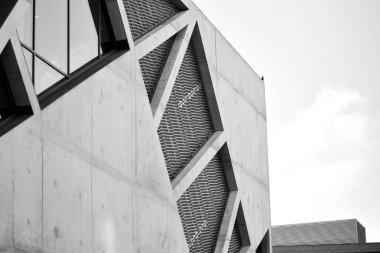 Modern mimari detay. Ofis binasının rafine edilmiş parçası. Beton hücresel yapı. Çağdaş ofis binası. Mimari üzerine soyut çizgiler. Siyah beyaz.