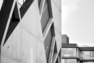 Modern mimari detay. Ofis binasının rafine edilmiş parçası. Beton hücresel yapı. Çağdaş ofis binası. Mimari üzerine soyut çizgiler. Siyah beyaz.