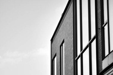 Modern ofis binası cephe parçası. Cam duvar soyut tekstürlü dış. Siyah ve beyaz.