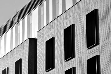 Modern ofis binası cephe parçası. Cam duvar soyut tekstürlü dış. Siyah ve beyaz.