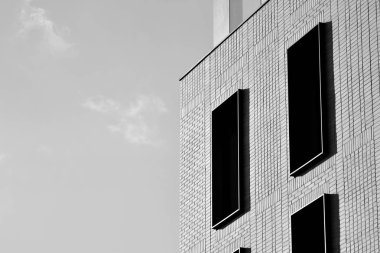 Modern ofis binası cephe parçası. Cam duvar soyut tekstürlü dış. Siyah ve beyaz.