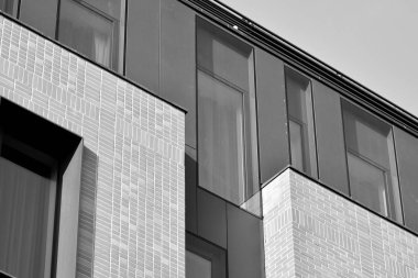 Modern ofis binası cephe parçası. Cam duvar soyut tekstürlü dış. Siyah ve beyaz.