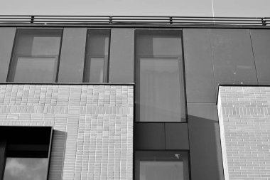 Modern ofis binası cephe parçası. Cam duvar soyut tekstürlü dış. Siyah ve beyaz.